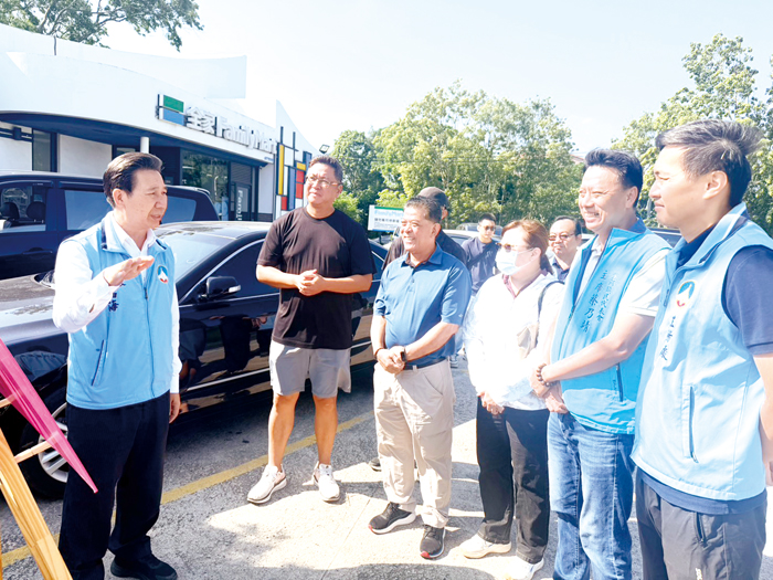 縣長陳福海率隊現勘環島北路三段瓊林段拓寬工程，實地了解道路、人行空間及排水設施改善情形。（李映蓉攝）