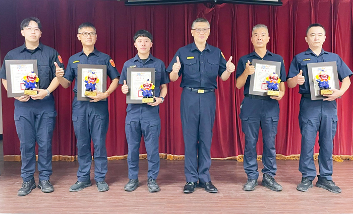 縣警局表揚5名員警好人好事優良事蹟，局長黃壬聰（右三）親自頒贈榮譽狀及警察風獅爺公仔，以資鼓勵。（縣警局提供）