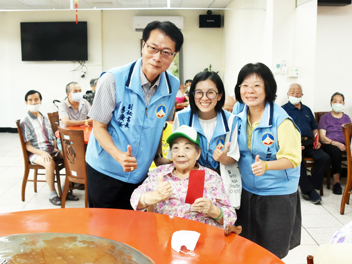 縣府副秘書長李廣榮代表縣長陳福海，在社會處長王茲繐陪同下，走訪本縣各社福機構。（莊煥寧攝）