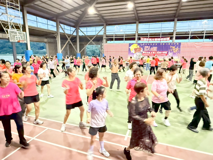 「舞在烈嶼」全縣土風舞大聯誼熱鬧登場。（烈嶼鄉民俗舞蹈運動協會提供）