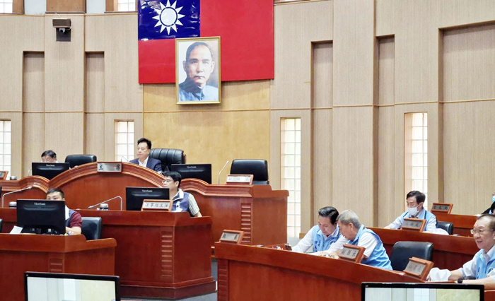 議會臨時會通過兩項議員提案後閉會。（蔡麗玉攝）