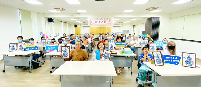 親子家庭歡度中秋，拼貼課程拉近父母孩子的情感。（金城社福中心提供）