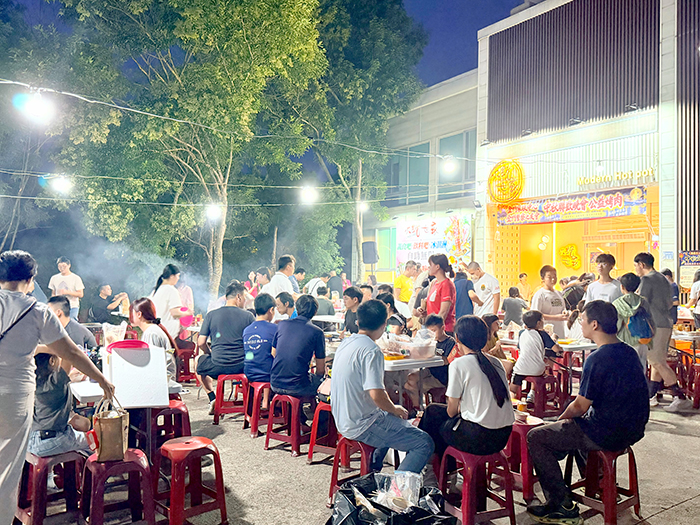 邀家扶親子參與烤肉和博餅。（家扶中心提供）