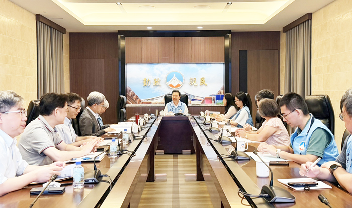 縣長陳福海與相關單位共同審議醫療補助計畫，持續充實在地醫療資源。
（李映蓉攝）