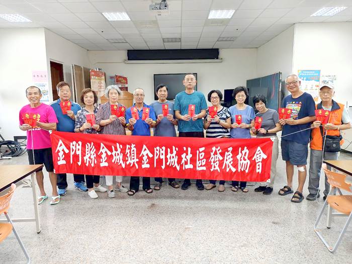 金門城致贈秋節賀禮。（金門城社區提供）