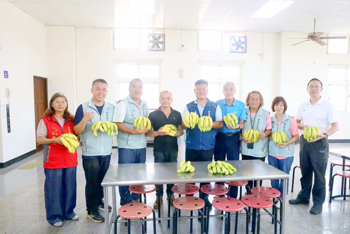 金寧鄉公所走訪多處長照與供餐據點，贈鮮果為長者豐富餐食。
（金寧鄉公所提供）
