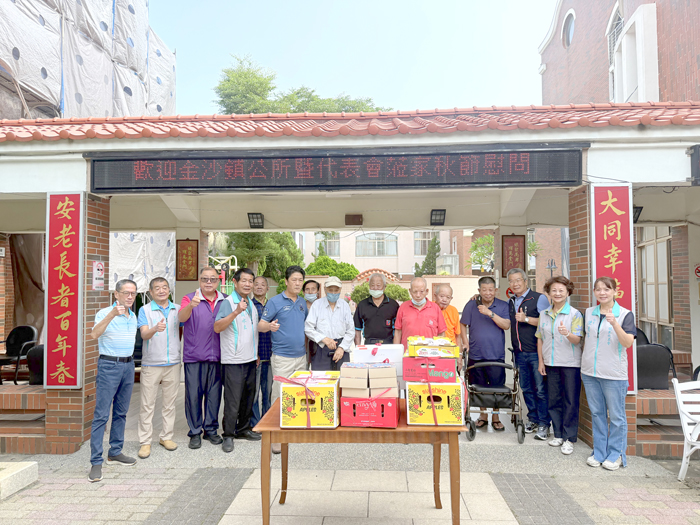 金沙鎮長吳有家、代表會主席周水土、代表黃奕焮、蔡連進、呂寶玉及秘書陳憶萍，前往大同之家慰問機構內長者。（李薇薇攝）