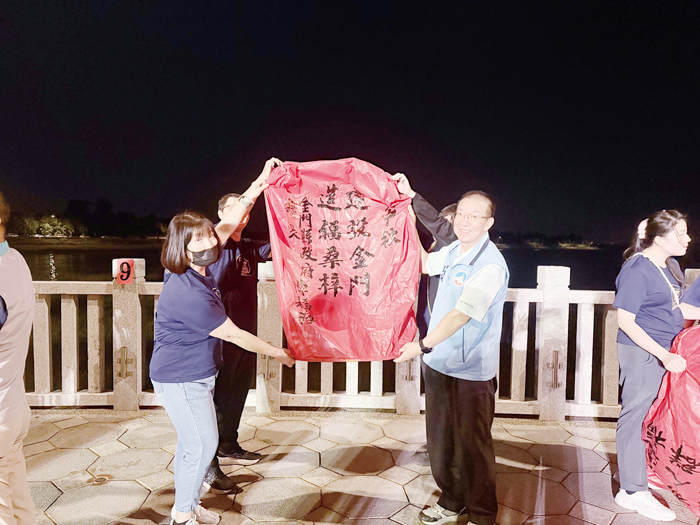 秘書長張瑞心代表金門縣政府施放祈福天燈。（李薇薇攝）