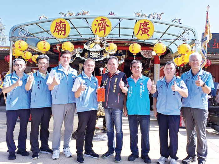 盤山村廣濟廟舉辦醮慶與扯鈴比賽，副縣長陳祥麟率員祈福並為扯鈴選手加油。（蔡麗玉攝）