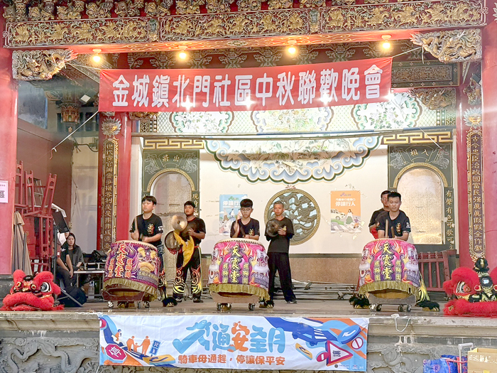 北門社區秋節聯誼，鼓陣表演助興。（北門社區提供）