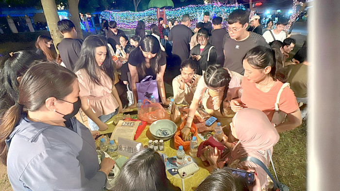 外籍學生參加金寧中秋博餅，體驗傳統民俗遊戲。（金大提供）