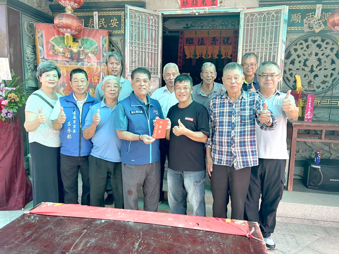 鎮長陳文顧率同仁前往滄龍宮拈香祝禱，敬獻爐敬金。（金湖鎮公所提供）