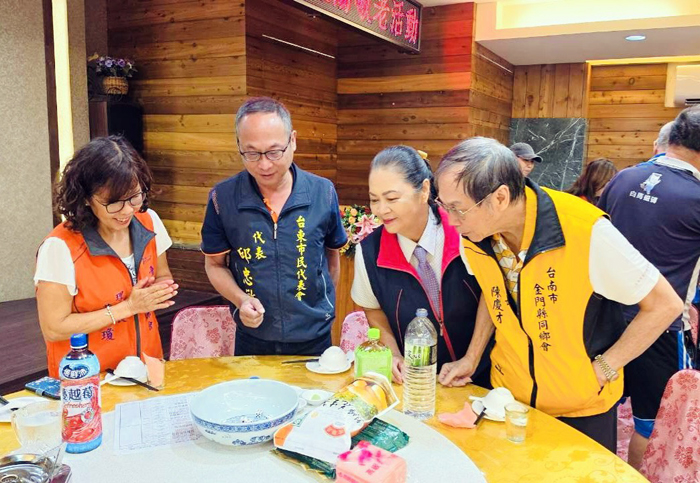 臺東縣金門同鄉會舉辦「中秋節鄉親聯誼暨重陽敬老」活動，眾人開心博餅同樂。（該會提供）