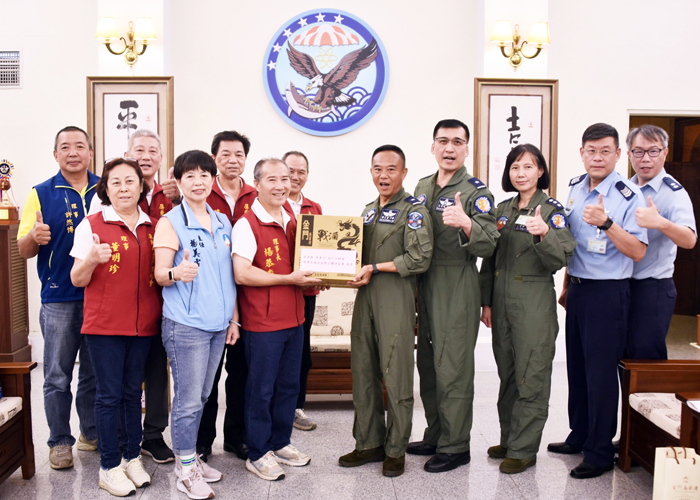 屏東縣屏東市金門同鄉會前往空軍第六聯隊慰訪官兵。（該會提供）