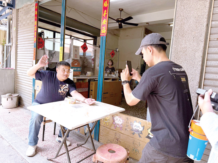 宣傳金各演音樂祭，李誠智拍攝短影音力挺。（金城鎮公所提供）