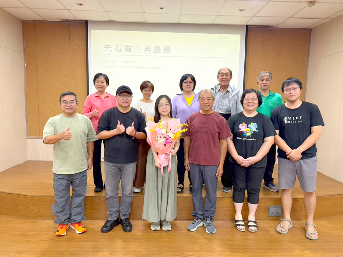 謝宜庭（前排左三）分享水彩創作美學講座。（文化局提供）