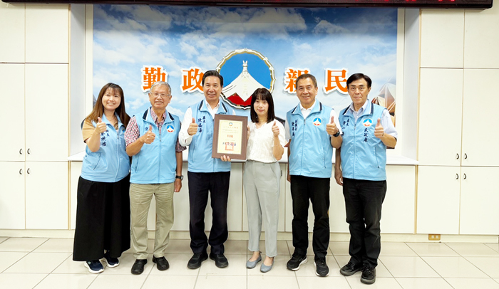 縣長陳福海頒獎表揚「115年度第2次電話禮貌測試」特優單位。
（陳冠霖攝）