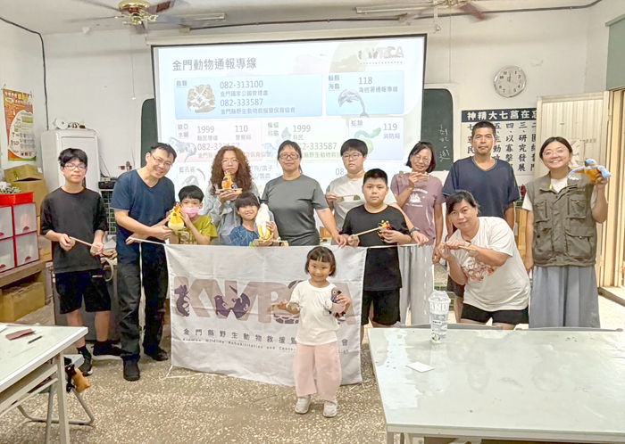 民眾與講師在課程結束分享成果。（林務所提供）