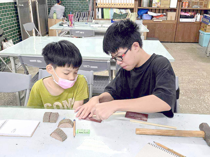 參與講座民眾親手製作鳥類棲架。（林務所提供）