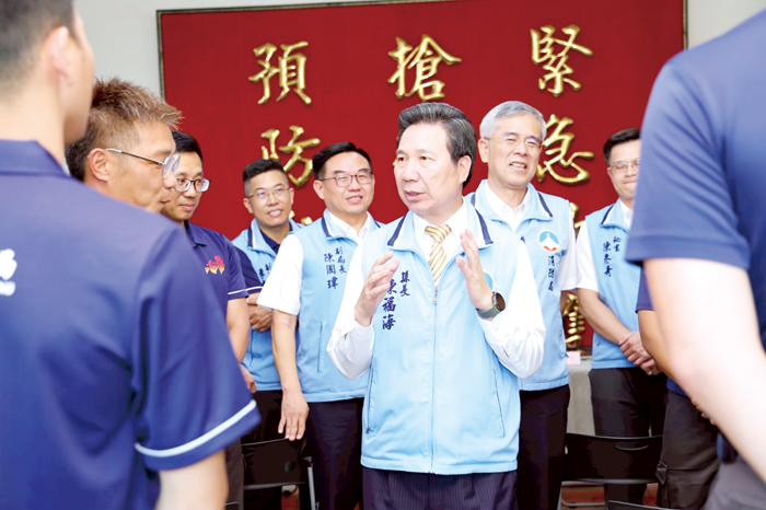 縣長陳福海肯定金門消防弟兄的績優表現。（消防局提供）