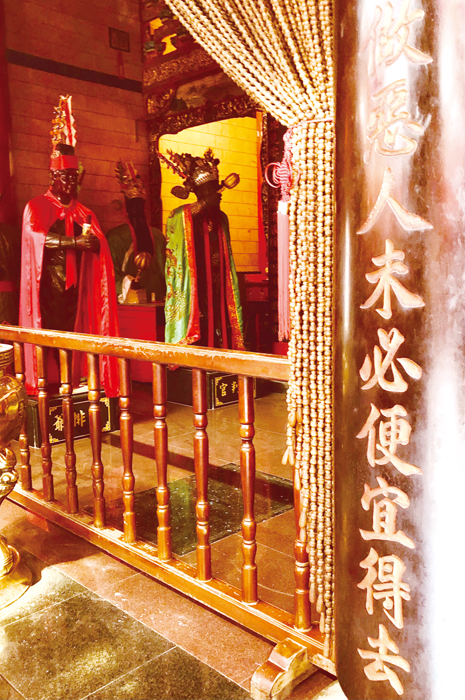 神目如電，法網恢恢。竊賊向神明下手「揩油」，最終難逃法律制裁。（李金生攝）