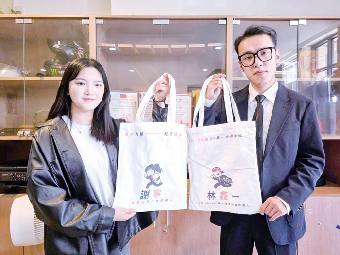 林鑫一（右）、謝寧（左）分別投入議員、金寧代表選舉。（許峻魁攝）