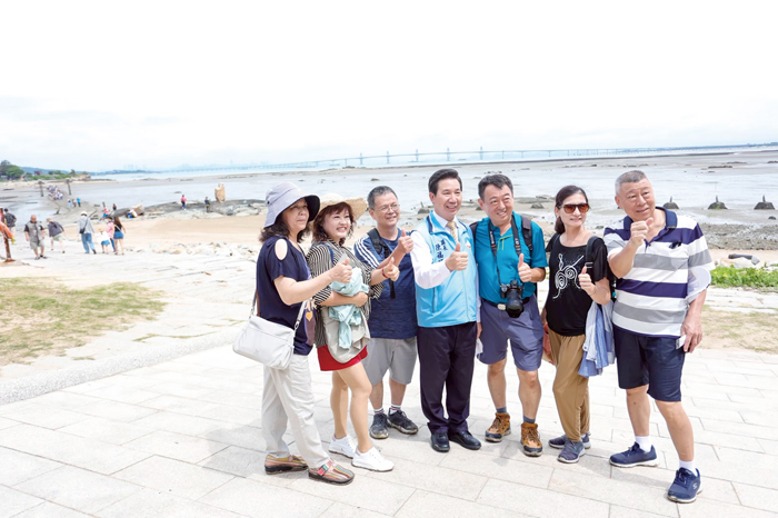 縣長陳福海歡迎大陸遊客在十一長假期間到訪金門，並提醒遵守交通規則。（資料照片）