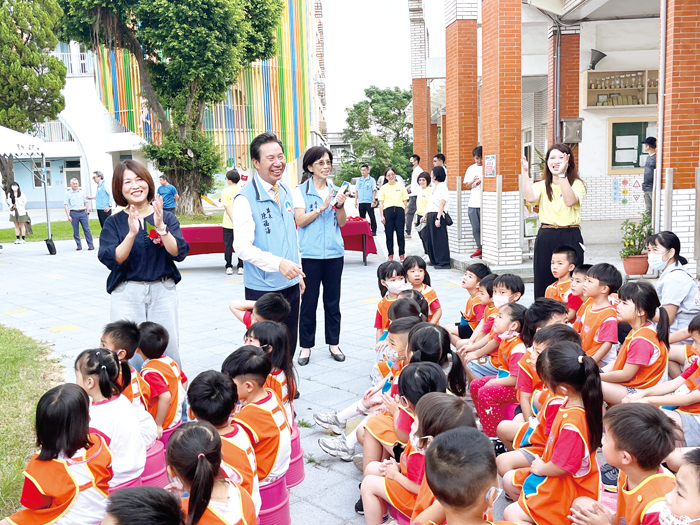 縣長陳福海與幼生們開心互動。（高凡淳攝）
