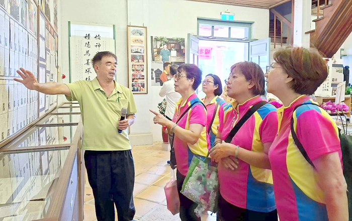 作家林怡種（左）為民眾導覽「根本真情」作品展。（蔡麗玉攝）
