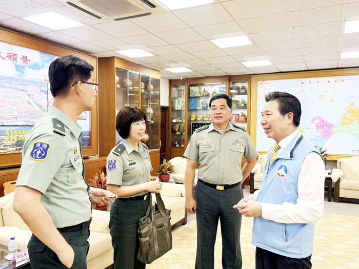 後備指揮部指揮官俞文鎮拜會縣長陳福海，交流後備事務深化軍民合作。（李映蓉攝）