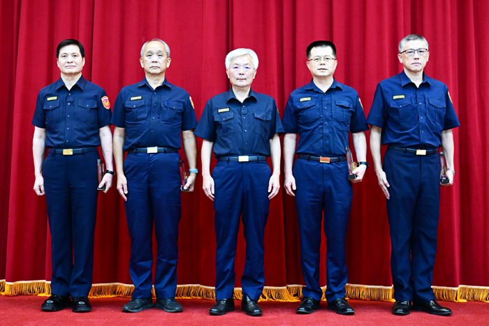 警政署最新公布「識詐2.0」第三期評比結果，金門縣警察局榮獲丁組「特優第1名」，局長黃壬聰於警政署署務會報中，接受警政署署長張榮興頒發獎座肯定並合照。
　　（縣警局提供）