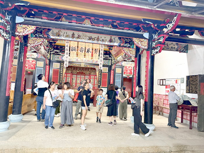 新北環教輔導團參觀烈嶼東坑呂氏家廟、六姓宗祠。（呂天從提供）
