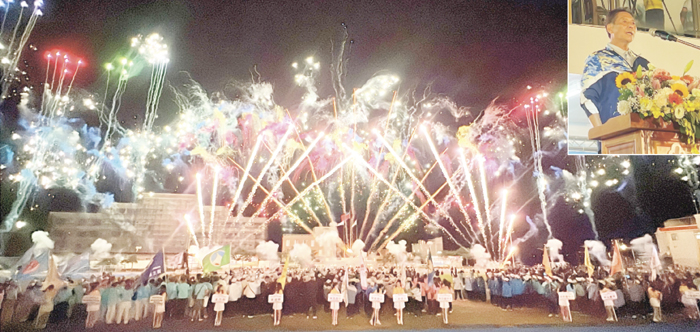 中華民國第11屆離島縣聯合運動會暨115年連江縣運動會開幕典禮盛大登場；連江縣縣長（右上）致詞熱烈歡迎金門、澎湖的到來。（林秉志攝）