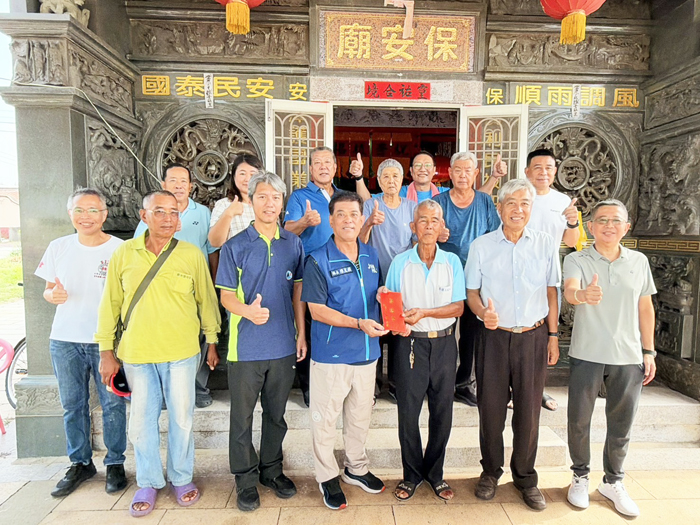 陳文顧率公所團隊前往后壟保安廟拈香祝禱並獻敬爐金。  （金湖鎮公所提供）