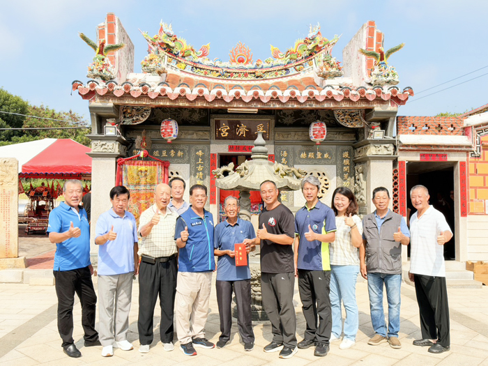 陳文顧率公所團隊至孚濟廟拈香祝禱並獻敬爐金。（金湖鎮公所提供）