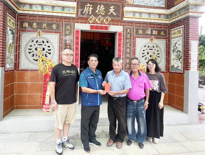 陳文顧率觀光課長陳雲龍、社會課長許晏瑜前往參拜新塘天德宮並致贈添緣金。
（金湖鎮公所提供）