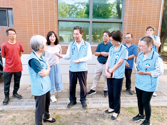 陳福海關心開瑄國小設施需求，實地現勘活動中心及校園環境。
（李映蓉攝）