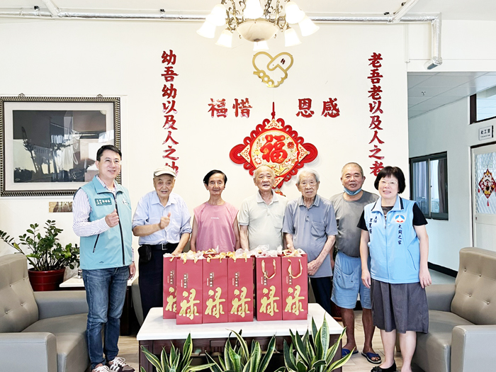 金城鎮公所主秘許世丞代表公所，前往大同之家致贈轄區內長者敬老酒。（金城鎮公所提供）