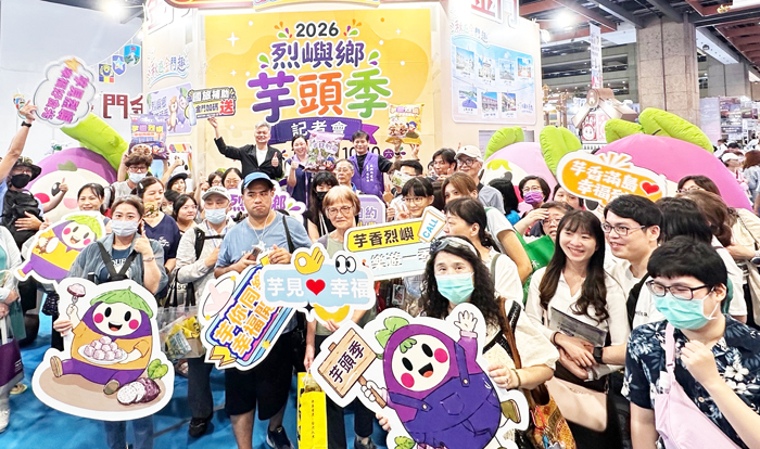 臺北世貿一館金門館辦理2026芋頭季宣傳活動，鄉長洪若珊歡迎遊客走進烈嶼，挖芋頭、品美食。（烈嶼鄉公所提供）