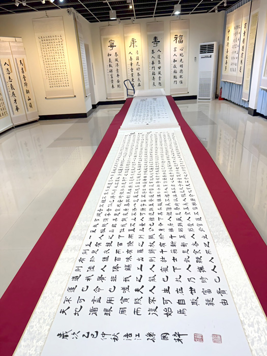 孫國粹精心臨摹先賢呂世宜的「西漢古竟記」全本作品，總長約達10米，筆墨淋漓、氣勢磅礡。（孫國粹提供）