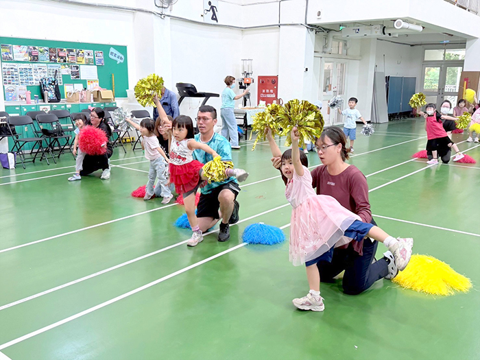 親子共舞。（正義國小附設幼兒園提供）