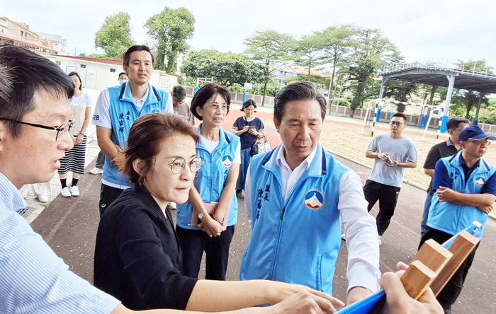 縣長陳福海率團隊會勘柏村國小「老幼共融教學大樓新建工程」聽取簡報。（蔡麗玉攝）