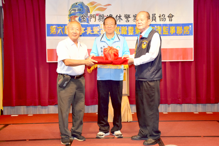 理事長張光海自縣府秘書長張瑞心手中接下印信。（莊煥寧攝）