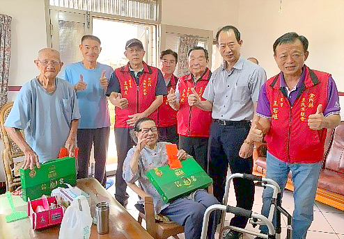理事長王漢文率團慰問縣內90歲以上高齡宗親。（王氏宗親會提供）