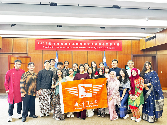 金大國際長顏郁芳與金大學員合影。（金大提供）