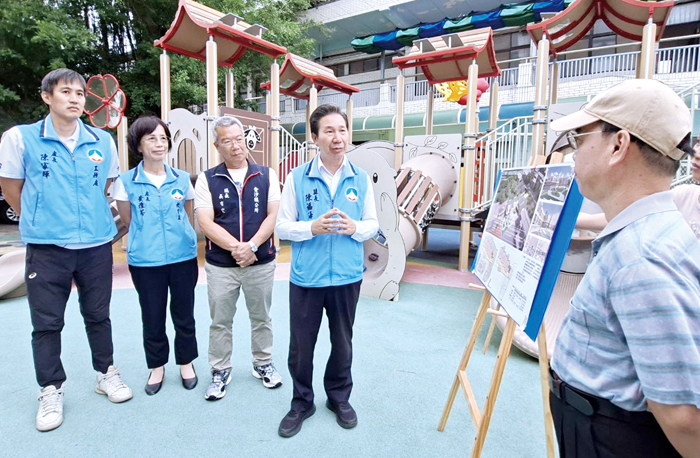 縣長陳福海率團隊會勘金沙國小附設幼兒園及廚房新建工程聽取簡報。（蔡麗玉攝）