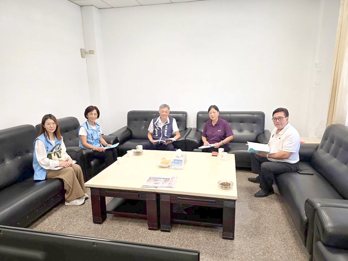 第四小組進行分組審查會議。（許峻魁攝）