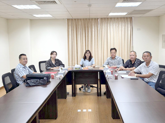 第一小組進行分組審查會議。（許峻魁攝）
