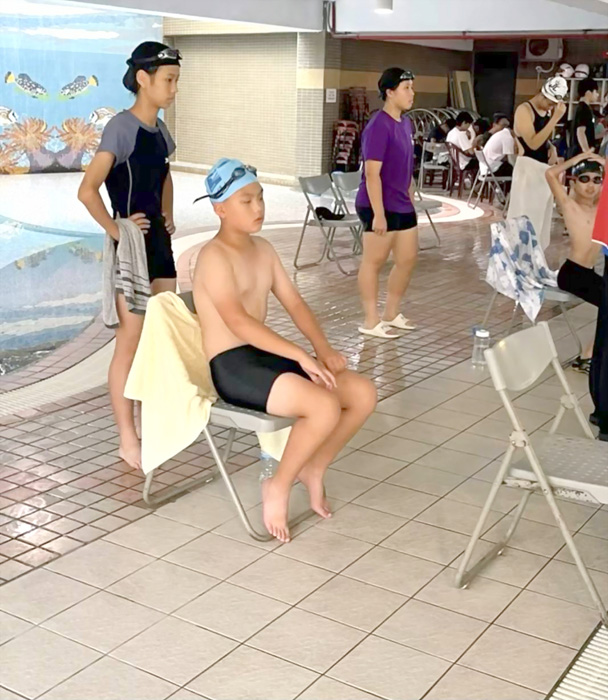 吳博聖（坐）、楊舒涵（站）參加115年游泳錦標賽。（何浦國小提供）