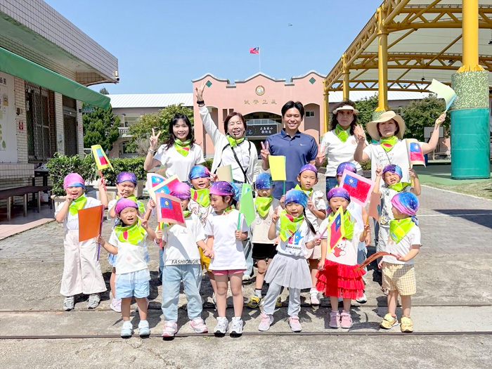 正義國小附設幼兒園舉辦「國慶遊村」活動，帶領幼兒走出校園、走進成功聚落，以最童真、最熱情的方式歡慶中華民國國慶日。（正義國小附幼提供）